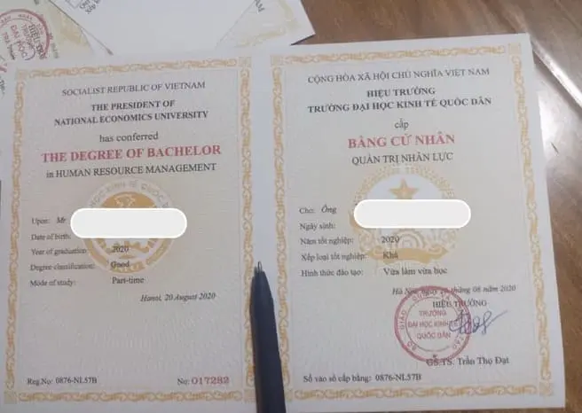 Phôi làm bằng đại học sắc nét thực tế